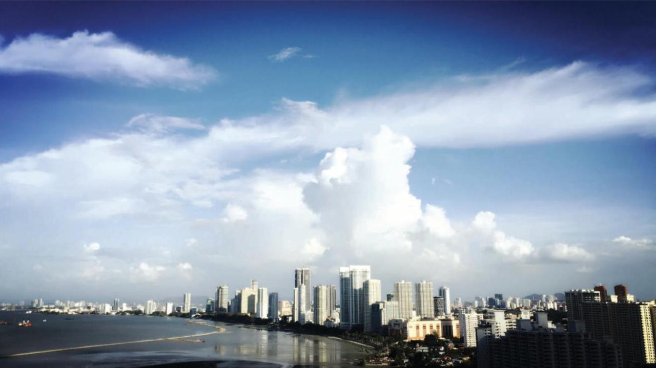 The Landmark Condo, By Sanguine George Town Bagian luar foto