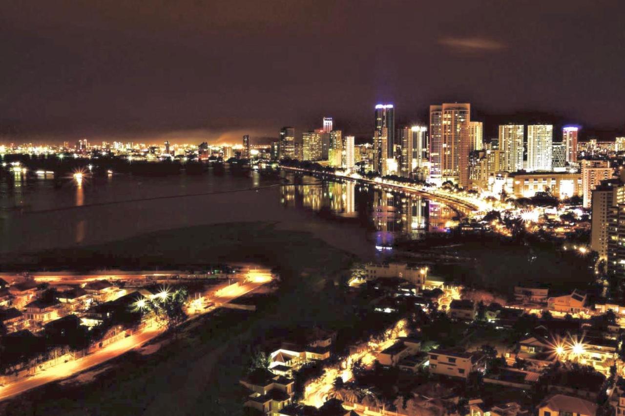 The Landmark Condo, By Sanguine George Town Bagian luar foto